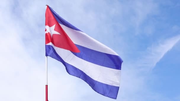 Σημαία Της Κούβας Κυματίζει Στον Άνεμο Ενάντια Έναν Γαλάζιο Ουρανό — Αρχείο Βίντεο