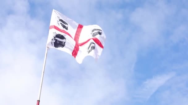 Sardiniens Flagga Fladdrar Vinden Mot Blå Himmel Fyra Morernas Flagga — Stockvideo