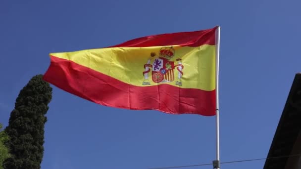 Σημαία Της Ισπανίας Κυματίζει Στον Άνεμο Ενάντια Έναν Γαλάζιο Ουρανό — Αρχείο Βίντεο