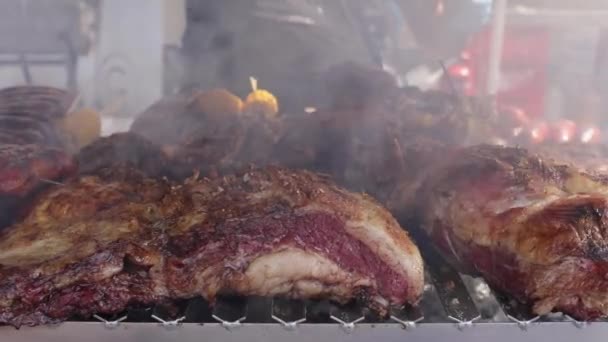 Cocinar Parrillas Filetes Costillas Cerdo Abrir Fuego Concepto Comida Callejera — Vídeo de stock