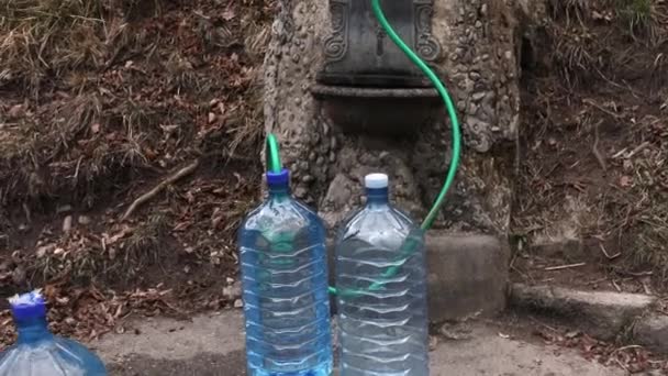 一个人从山上的天然水源灌满了塑料瓶 世界上水资源短缺的概念 慢动作优质Fullhd影片 — 图库视频影像