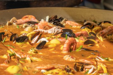 Pilavlı İspanyol deniz ürünleri paella, bezelye, karides, midye, kalamar, karides. Sokak yemeği. Seçici odaklanma. Yüksek kalite fotoğraf