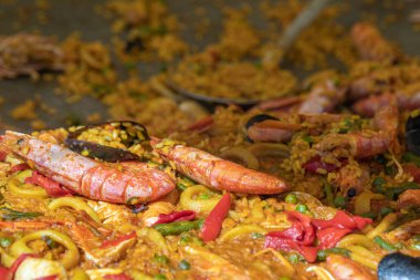 Pilavlı İspanyol deniz ürünleri paella, bezelye, karides, midye, kalamar, karides. Sokak yemeği. Seçici odaklanma. Yüksek kalite fotoğraf