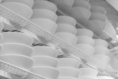 Vitrindeki beyaz tabaklar kapanıyor. Üst üste beyaz tabaklar. Yüksek kalite fotoğraf