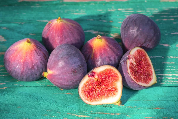Raw Sweet Figs Green Wooden Background Closeup Red Purple Figs — Stock Photo, Image