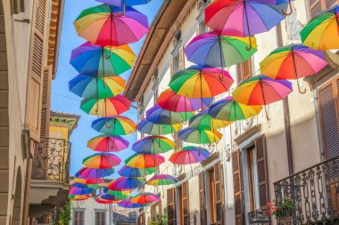 Mavi arka planda gökkuşağı şemsiyeleri. Bir sürü renkli şemsiye, festivaller için sokak dekorasyonu. Farklılık kavramı. Yüksek kalite fotoğraf