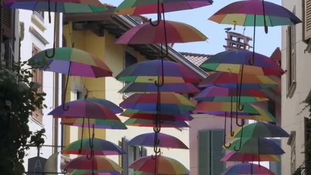 Tęczowe Parasole Tle Błękitnego Nieba Wiele Kolorowych Parasoli Dekoracje Uliczne — Wideo stockowe