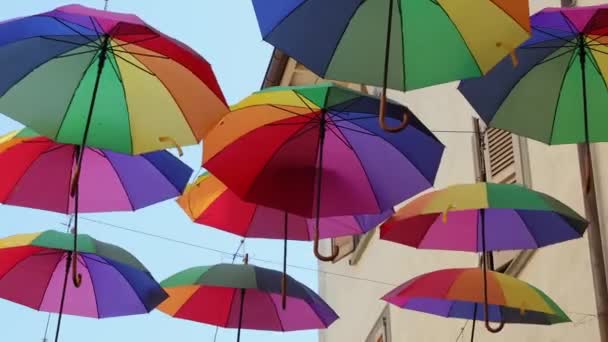 Tęczowe Parasole Tle Błękitnego Nieba Wiele Kolorowych Parasoli Dekoracje Uliczne — Wideo stockowe