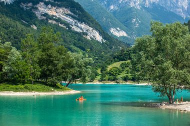 Tenno Gölü, dağların ortasında bir zümrüt göl, Peyzaj, 21.07.2021, Brescia, İtalya, Editör. Yüksek kalite fotoğraf