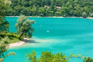 Tenno Gölü, dağların ortasında bir zümrüt göl, Peyzaj, 21.07.2021, Brescia, İtalya, Editör. Yüksek kalite fotoğraf
