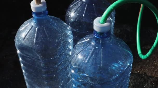 Wypełnia Plastikowe Butelki Wodą Naturalnego Źródła Wody Górach Koncepcja Niedoboru — Wideo stockowe