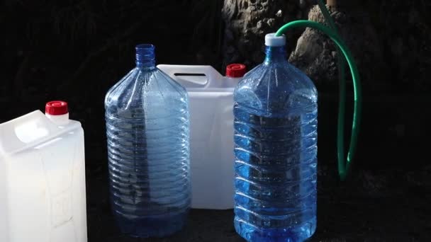 Γεμίζει Πλαστικά Μπουκάλια Νερό Από Μια Φυσική Πηγή Νερού Στα — Αρχείο Βίντεο
