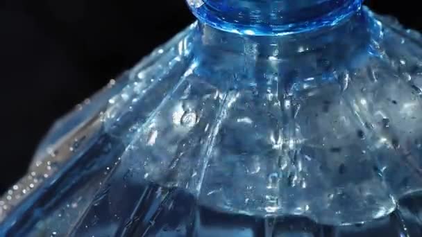 Dağlardaki Doğal Kaynaklarından Gelen Suyla Plastik Şişeleri Dolduruyor Dünyada Kıtlığı — Stok video