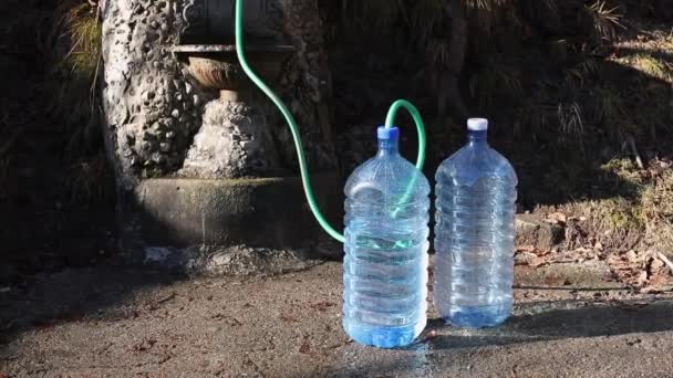 Homme Remplit Des Bouteilles Plastique Avec Eau Provenant Une Source — Video