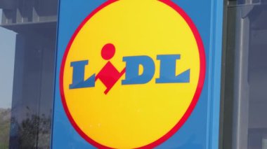 Brescia, İtalya, 4 Aralık 2024: LIDL süpermarket ve bir yerleşim bölgesinde logo Brescia. LIDL bir Alman küresel indirimli süpermarket zinciridir. Yüksek kalite 4k görüntü