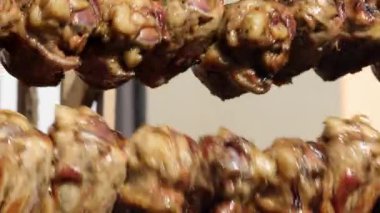  Izgarada domuz budu, açık hava pikniği. Izgara biftekler ateşte pişiyor. Sokak yemekleri konsepti. Ağır çekim. Yüksek kalite 4K görüntü