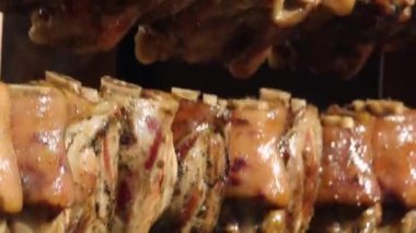  Izgarada domuz budu, açık hava pikniği. Izgara biftekler ateşte pişiyor. Sokak yemekleri konsepti. Ağır çekim. Yüksek kalite 4K görüntü