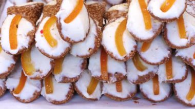 Sicilya Cannoli, Sicilya 'nın tipik bir tatlısıdır. Tatlı krema tüpleri. Fırın ürünleri. Organik yiyecekler. Organik yiyecekler. Yüksek kalite 4K görüntü