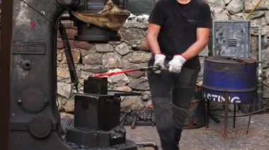 15 Ağustos 2024 'te, İtalya, Brescia' da demirden kılıç dövüyor. Yazı işleri. Yüksek kalite 4k görüntü