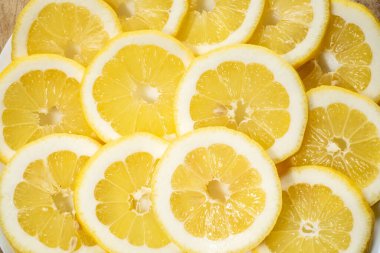 Olgun taze dilimlenmiş limon dilimleri arka plan, düz uzanma. Yüksek kalite fotoğraf