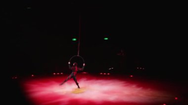 Circus Show Acrobats, 02.11.2023, Bologna, İtalya, Editör. Yüksek kalite 4k görüntü