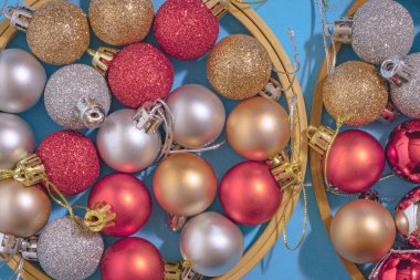 Noel ağacı süsleme topları ahşap çemberler şeklinde, arka planda. Minimum düzlük yıldız kompozisyonu, Noel ve Yeni Yıl kutlamaları konsepti