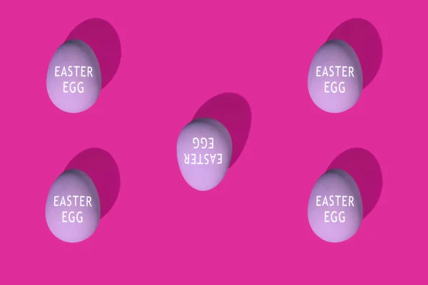 Пасхальные Яйца Фиолетовом Фоне Плоская Композиция Бесшовный Узор Смешная Концепция — стоковое фото
