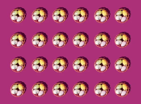 Пасхальные Яйца Корзинах Фиолетовом Фоне Минимальная Горизонтальная Плоская Композиция Бесшовный — стоковое фото