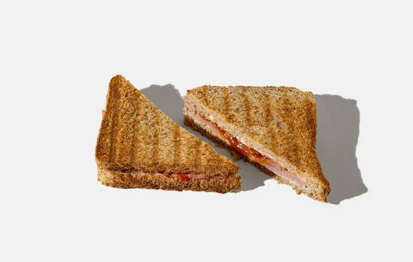 Sandwich Tostado Cortado Por Mitad Sobre Fondo Blanco Composición Horizontal — Foto de Stock