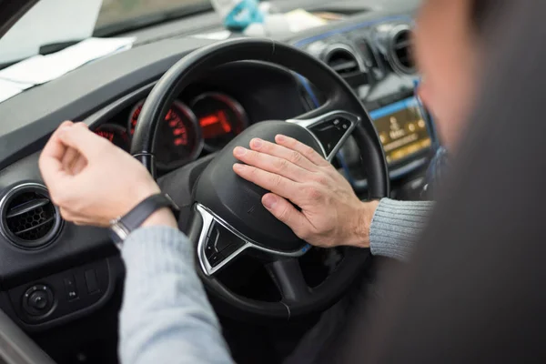Wütender Fahrer Lenkt Auto Und Betätigt Autohupe Andere Verkehrsteilnehmer Warnen lizenzfreie Stockbilder