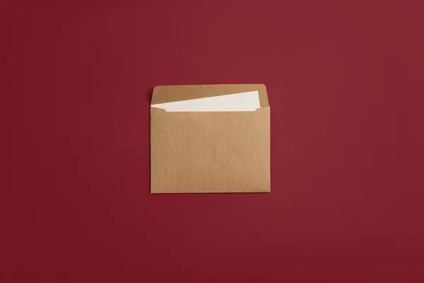 Beyaz kağıtlı kırmızı zarf. Sevgililer Günü geçmişi. Aşk mektubunun maketi.