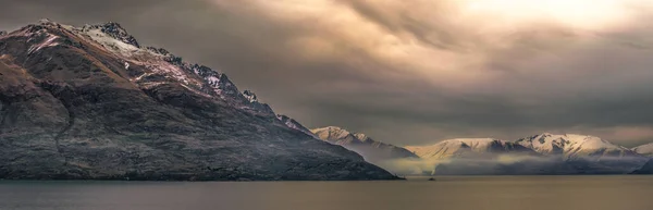Dramatik Gökyüzü Arkaplanı Ile Büyük Dağ Nehir — Stok fotoğraf