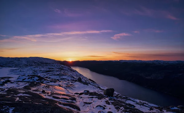 Solnedgång Över Vatten Och Dramatisk Molnig Himmel — Stockfoto