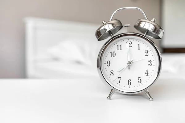 Alarm Jam Kamar Tidur Menampilkan Oklock Pagi Hari — Stok Foto