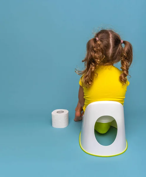 ケチなバックビューに赤ちゃん トイレトレーニング — ストック写真
