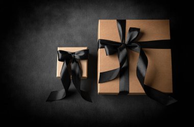 Siyah dumanlı arka planda hediye kutuları.