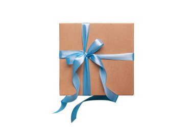 Beyaz arkaplanda izole edilmiş güzel hediye kutusu.