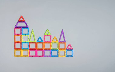 Tarafsız bir arkaplanda manyetik bir yapıcıdan şehrin modeli.