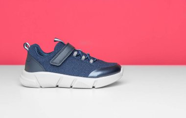 Masada şık ayakkabılar var. Metin için boşluk var.