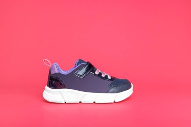 Pembe arka planda spor ayakkabılar. Metin için boşluk var.