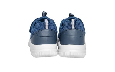 Beyaz arka planda şık evrensel spor ayakkabıları.