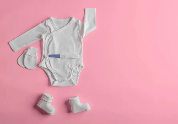 Положительный Тест Беременность Фоне Детской Одежды Место Текста — стоковое фото