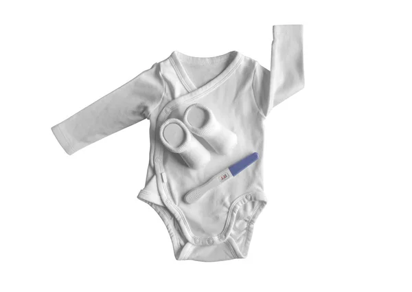 Graviditetstest Och Baby Kläder Vit Bakgrund — Stockfoto