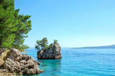 Brela, Hırvatistan - 6 Temmuz, 2017: Yalı ve plajlar Brela Hırvatistan