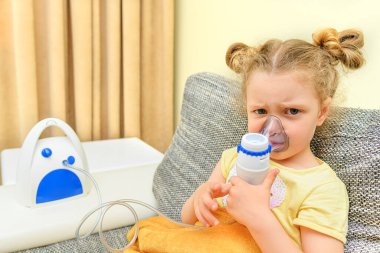 Çocuk kızgın ve solunum cihazından nefes almak istemiyor..