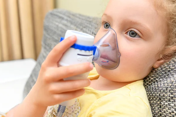 Criança Respira Através Inalador Tratamento Resfriados Alergias — Fotografia de Stock
