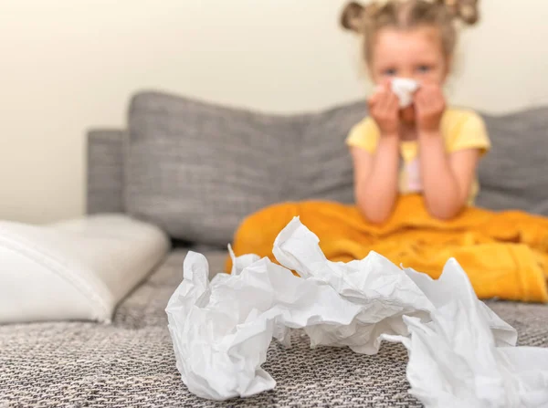 Använda Pappershanddukar För Förkylning Förkylning Virus Eller Allergi Hos Barn Royaltyfria Stockfoton
