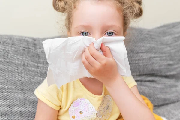 Niño Tiene Resfriado Limpia Nariz Con Pañuelo Fuerte Secreción Nasal — Foto de Stock