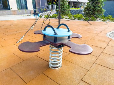 Evin yakınındaki çocuk parkında sallanan sandalyeler..