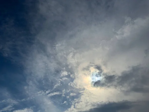 嵐の雲が太陽を隠した 嵐の前の空 — ストック写真